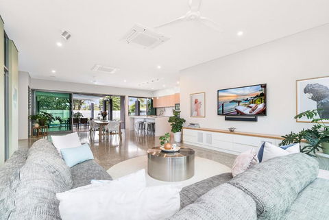 ZenLux Massive 5-BR Holiday Home - Pool - BBQ - Darwin Holiday 2