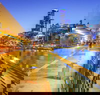 Melbourne By Night - Darwin Holiday