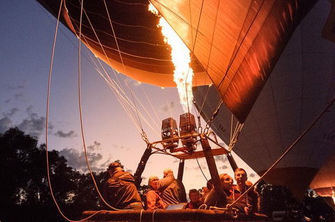 Melbourne Sunrise Balloon Flight & Champagne Breakfast - Darwin Holiday 4